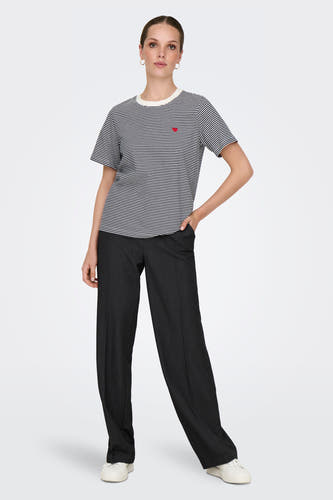 T-shirt multicolore à manches courtes de JDY, avec un motif rayé et un petit cœur rouge.