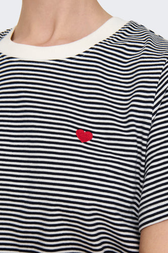 Multikleurig T-shirt met korte mouwen van JDY, met een gestreept patroon en rood hart detail.
