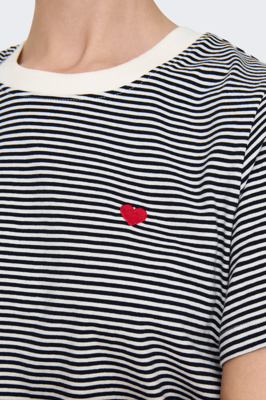 Multikleurig T-shirt met korte mouwen van JDY, met een gestreept patroon en rood hart detail.
