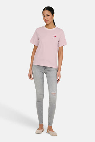 Roze T-shirt met korte mouwen van JDY, met witte strepen en klein rood hartje.