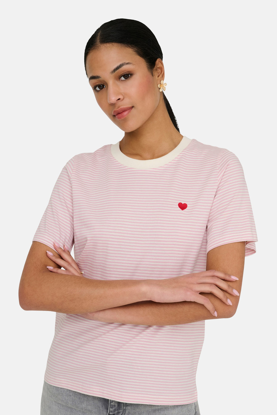 T-shirt à manches courtes rose de JDY, avec des rayures et un cœur rouge brodé.
