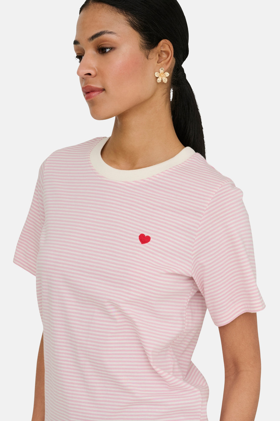 Roze T-shirt met korte mouwen van JDY, met strepen en een geborduurd rood hart.