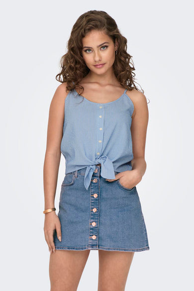 Blouse bleue et blanche à rayures d'ONLY, avec fermeture à boutons et détail de boutons à l'avant.