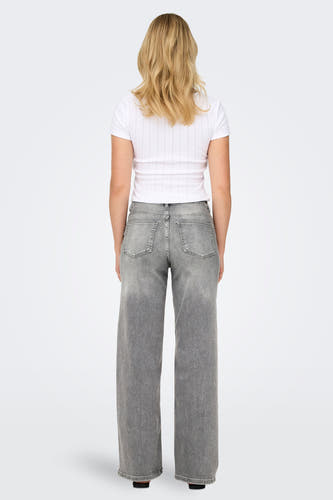 Grijze wijde jeans van ONLY, met een lichte wassing en gedragen met een wit T-shirt.