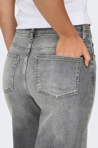 Lichtgrijze denim jeans wide van ONLY, achterkantweergave met hand in achterzak, gecombineerd met een wit shirt.
