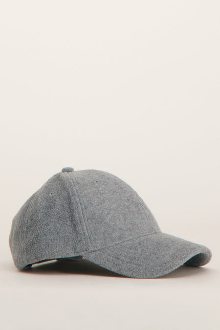 Chapeau gris ONLY, avec une texture mélangée et un bord arrondi.