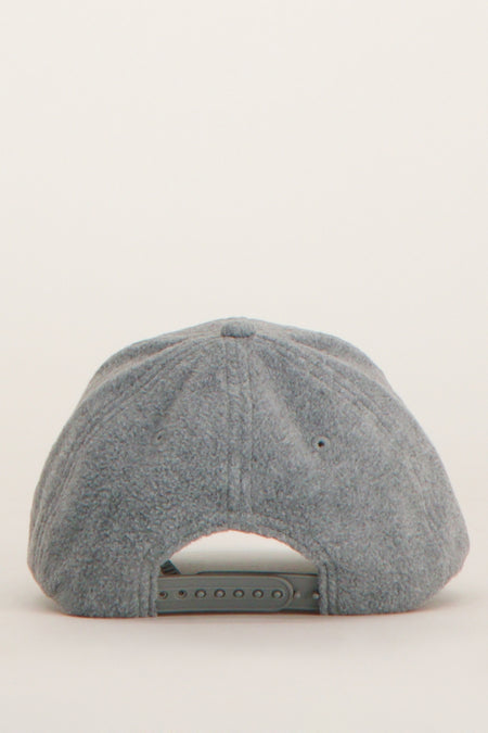 Casquette grise ONLY, avec une fermeture snapback et une légère texture, vue de derrière.
