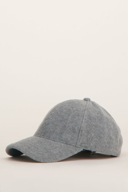 Chapeau gris ONLY, avec une texture de velours et un design classique.