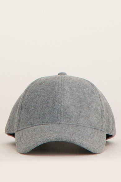 Chapeau gris d'ONLY, avec une texture subtile.