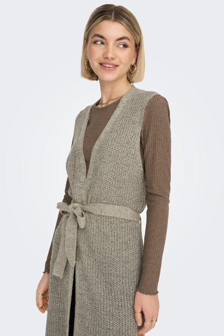 Bruine gilet van JDY met een gebreide textuur en een ceintuur om de taille, over een bruine top.
