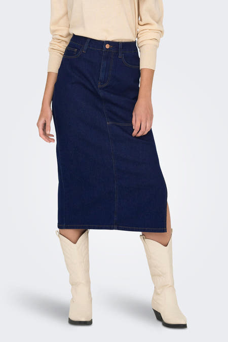 Denim rok van JDY met een donkerblauwe wassing en een split aan de zijkant, gecombineerd met ecrukleurige cowboylaarzen.