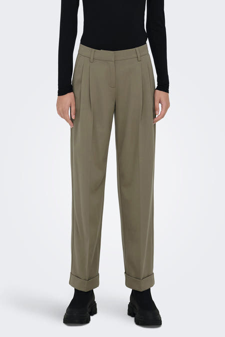 Grijze broek van ONLY®, met plooien en omgeslagen pijpen, gedragen met een zwarte top en zwarte schoenen.
