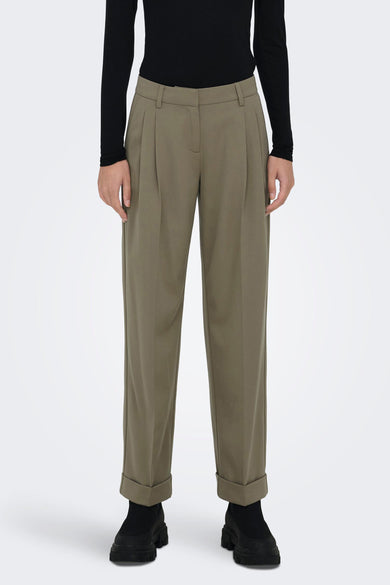 Grijze broek van ONLY®, met plooien en omgeslagen pijpen, gedragen met een zwarte top en zwarte schoenen.
