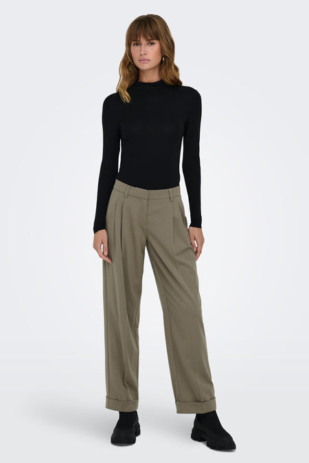 Grijze broek van ONLY, met plooien aan de voorkant en opgerolde pijpen.
