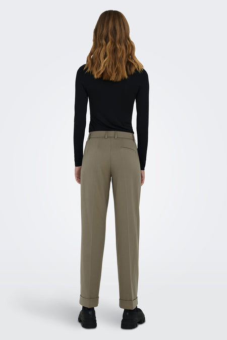 Grijze broek van ONLY, gezien van achteren, met lange zwarte top en zwarte schoenen.