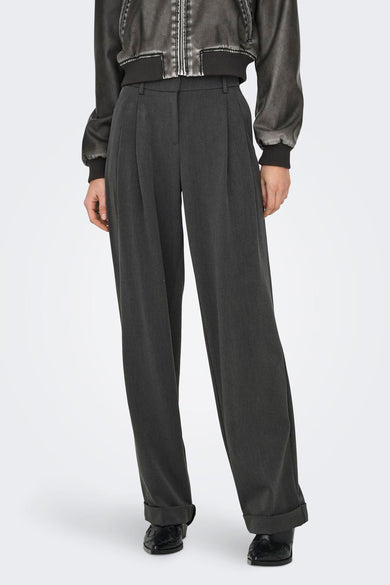 Pantalon gris ONLY® avec des jes larg et et un ourlet replié, associé à une veste.