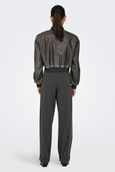 Pantalon gris de ONLY, avec des jambes larges et un ourlet relevé.