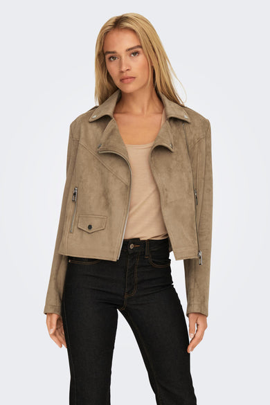 Beige korte jas van ONLY, met zilveren rits en donkere jeans.
