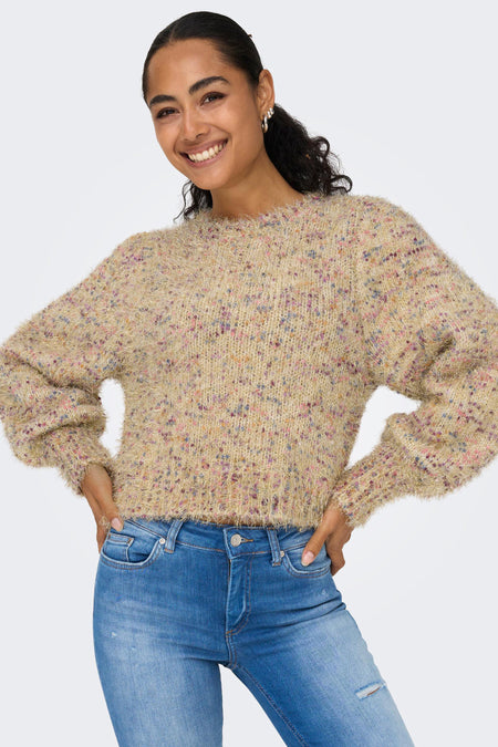 Pull en or avec col rond ONLY, mélangé et porté avec des jeans bleus.