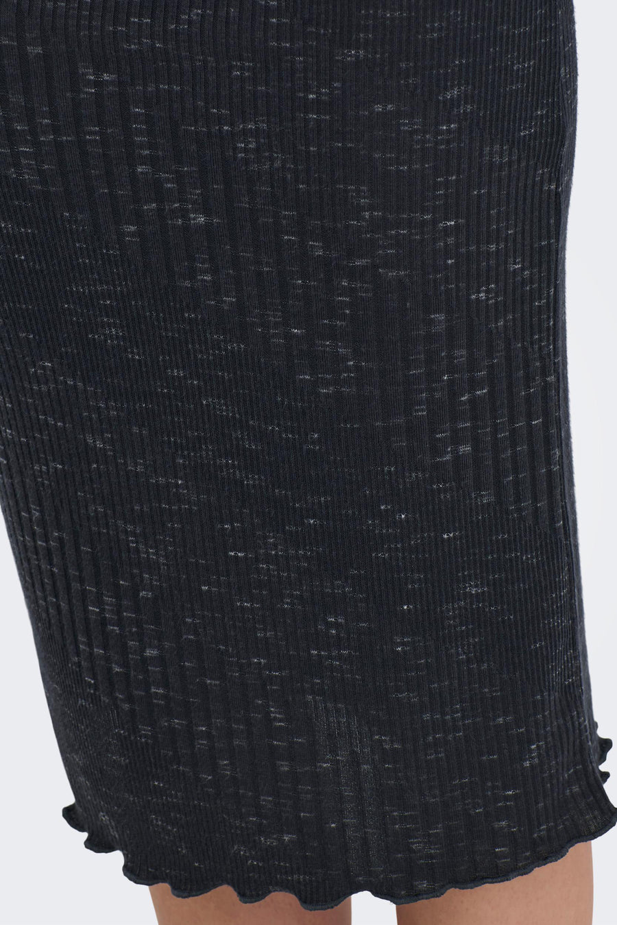 Jupe grise de JDY avec texture côtelée et bordure ondulante.