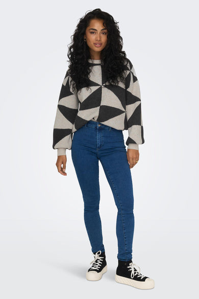 Pull multicolore à motif géométrique de ONLY®, porté avec un jean bleu et des baskets noires, vue de face