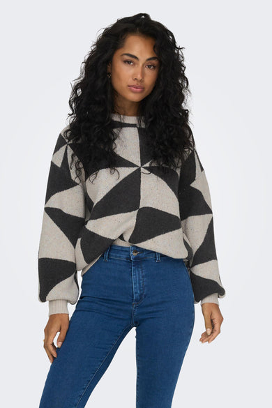 Pull multicolore en maille avec imprimé géométrique de ONLY®, porté avec un jean bleu, vue de face