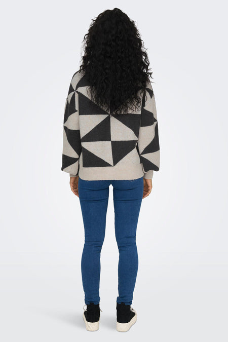 Pull multicolore à motif géométrique de ONLY®, vue arrière, col rond, coupe ample, associé à un jean bleu et des baskets noires