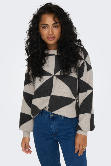 Pull multicolore à motif géométrique de ONLY®, tricoté en crème et noir, col rond, photo lifestyle
