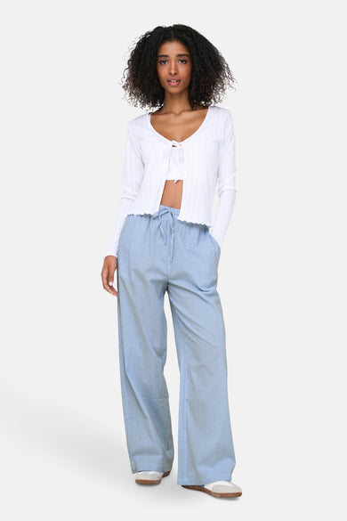 Pantalon bleu d'ONLY avec des rayures verticales et des jambes larges, porté avec un haut blanc.