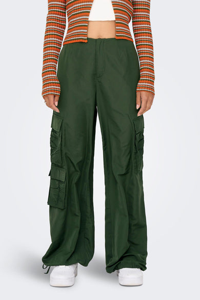 Pantalon de travail vert ONLY, avec des détails en corde et plusieurs poches.
