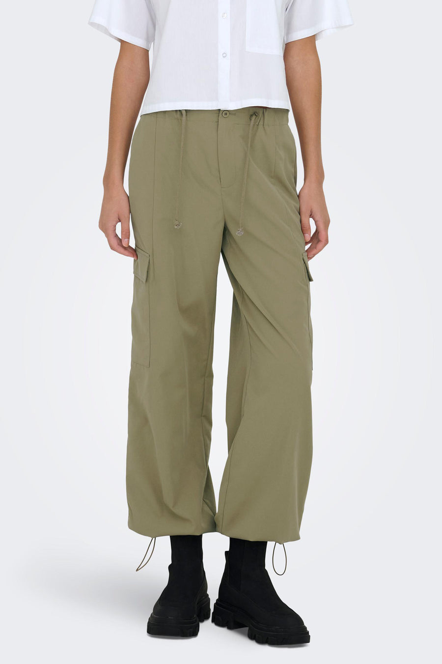 Pantalon de travail vert ONLY, avec ce taille élastique et des poches sur les jambes.