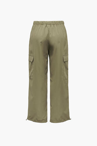 Groene cargobroek van ONLY, met elastische tailleband en zakken op de pijpen.
