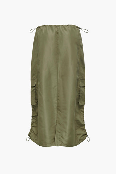 Lange bruine rok van ONLY® met cargozakken en trekkoorddetail aan de zijkant.