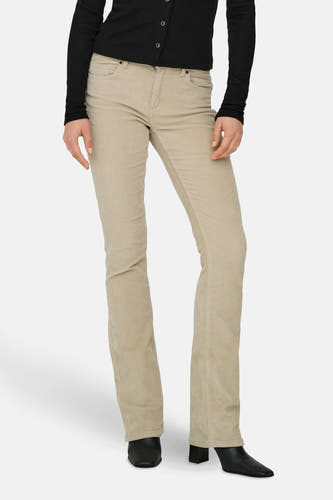 Beige broek van ONLY, met een fijne ribstof en zwarte laarzen.
