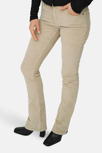 Pantalon beige de ONLY, avec côtes, associé à une chemise noire et des chaussures noires.