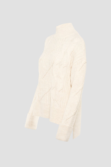 Pull tricoté écru à col roulé de la marque ONLY®, présenté de profil, avec motif torsadé et manches côtelées