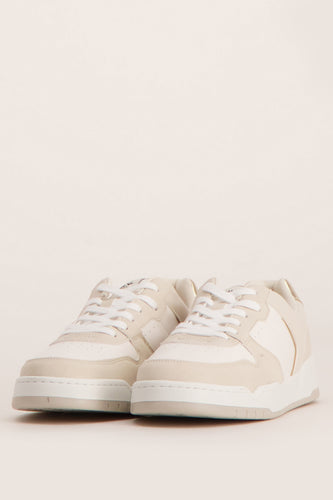 Twee beige sneakers.