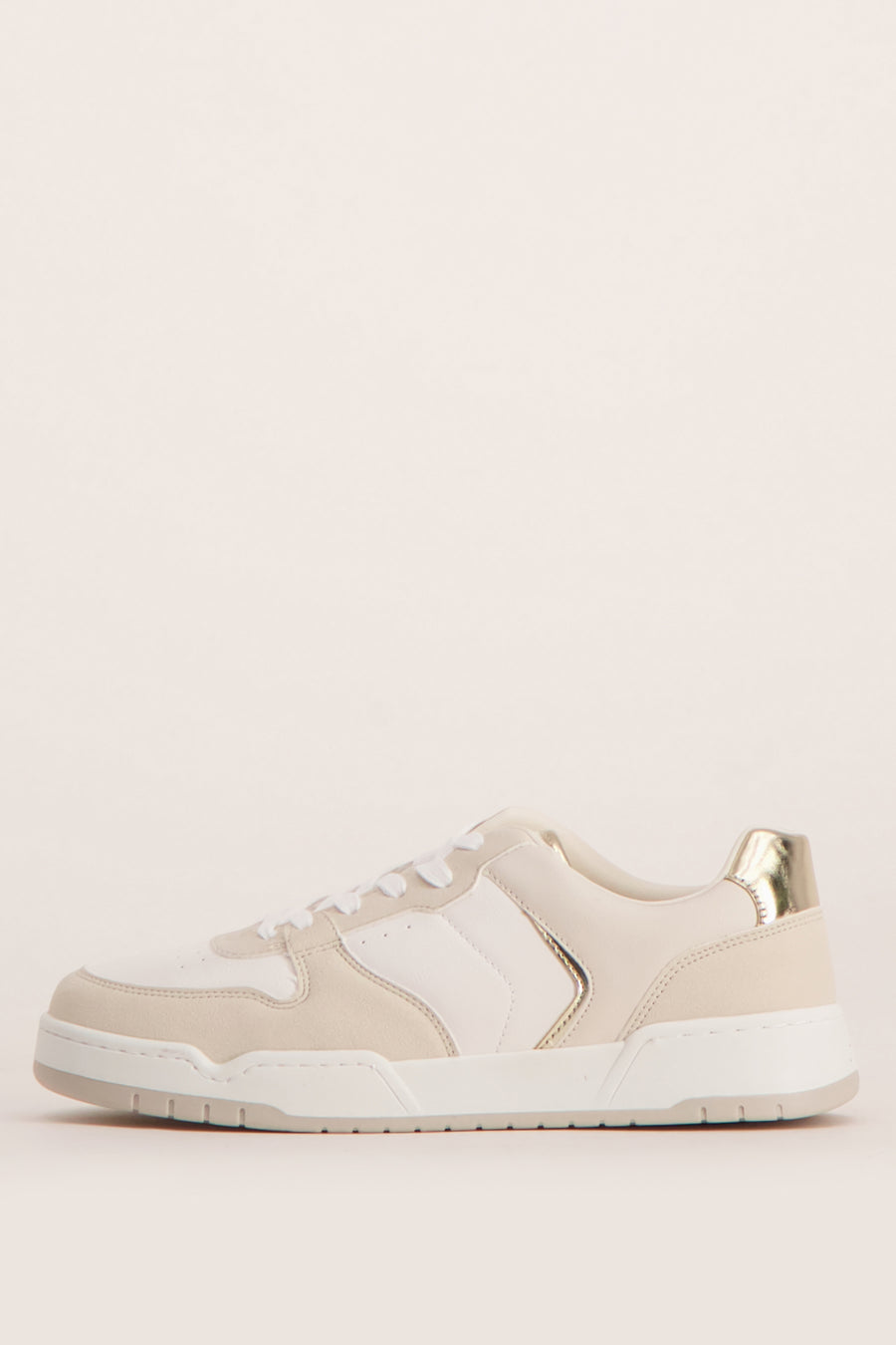 Beige en witte sneaker met gouden details.