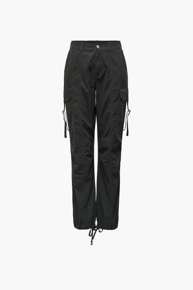Pantalon de travail gris ONLY, avec des poches et des cordons à la base.