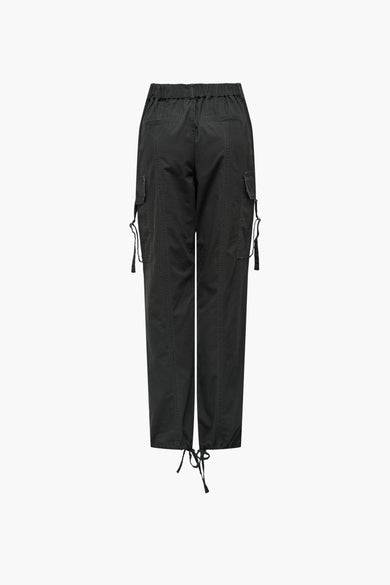 Pantalon de travail gris ONLY, avec poches et cordons à la base.