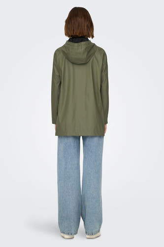 Veste de pluie verte ONLY, avec capuchon et longues manches, portée avec des jeans larges, vue de derrière.