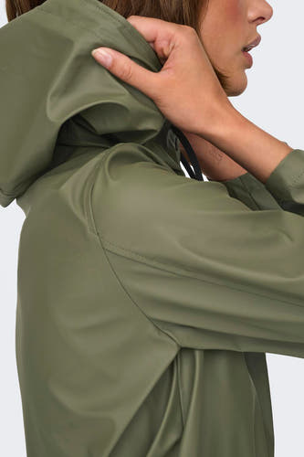 Veste de pluie verte ONLY®, avec un capuchon et des manches longues, vue de côté.