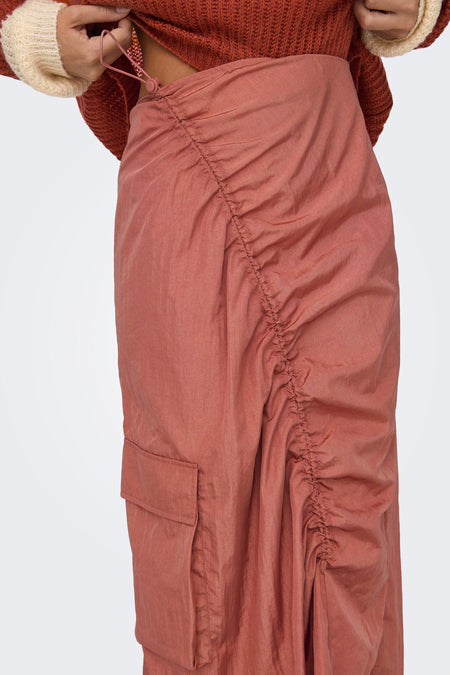 Roze rok van NEON & NYLON, met trekkoorddetail en een zak, cropped.
