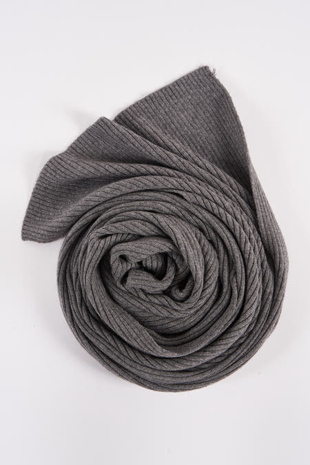 Chapeau d'hiver gris ONLY, avec une texture rayée et des plis doux.