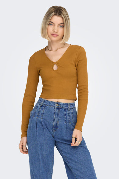 Bruin T-shirt met lange mouwen van ONLY, met een V-hals en een klein detail, gedragen met een jeans.
