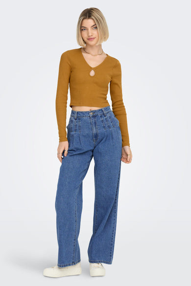 Bruine T-shirt met lange mouwen van ONLY, met sleutelgatdetail en gecombineerd met wijde jeans en chunky sneakers.