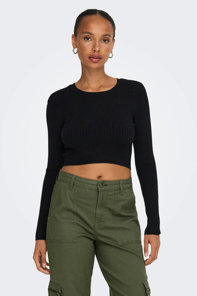 Pull noir avec col rond de ONLY, rayé et associé à un pantalon vert olive.