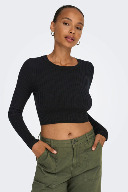 Pull noir avec col rond de ONLY®, à longues manches, associé à un pantalon vert.