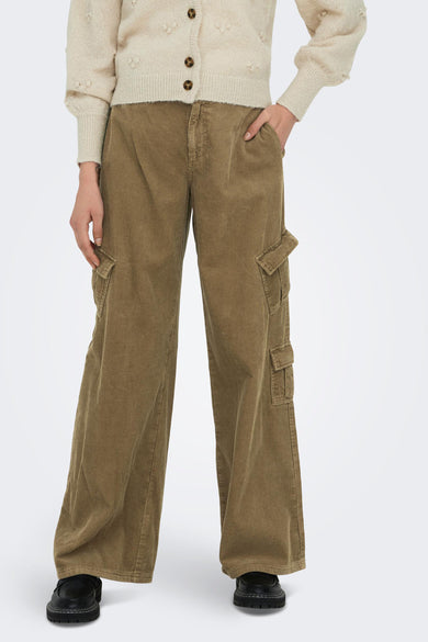 Beige corduroy broek van ONLY®, met cargozakken en een wijde pijp, gecombineerd met een gebreid vest.

