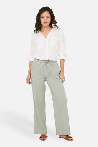 Pantalon vert de JDY, avec une coupe décontractée et une ceinture à la taille.